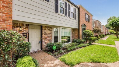 12615 Huntingwick Dr in Houston, TX - Building Photo - Building Photo
