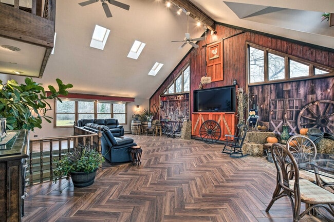 property at 27W272 E Devon Ave