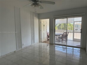 201 NE 14th Ave in Hallandale Beach, FL - Foto de edificio - Building Photo