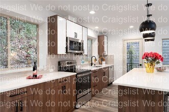 6737 25th Ave SW in Seattle, WA - Building Photo - Building Photo