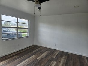 6143 Hester Ave in Ft. Myers, FL - Foto de edificio - Building Photo