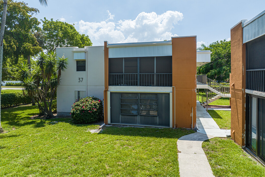 Town & Country Estates Condos in Delray Beach, FL - Building Photo