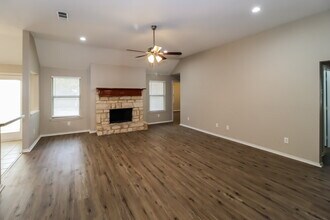 1005 Red Cedar Way in Burleson, TX - Foto de edificio - Building Photo