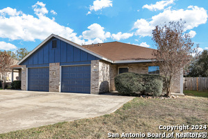 1076 Misty Acres Dr in New Braunfels, TX - Building Photo