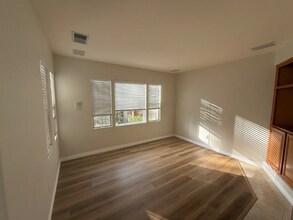 3739 Carmel View Rd in San Diego, CA - Foto de edificio - Building Photo