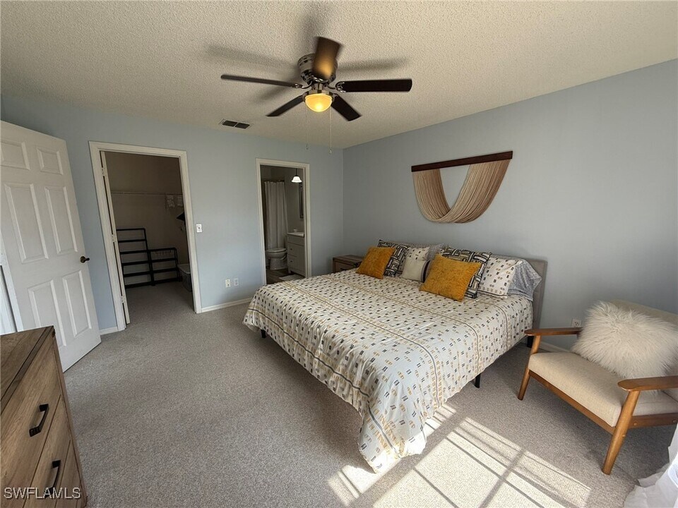 212 Deerwood Cir in Naples, FL - Building Photo