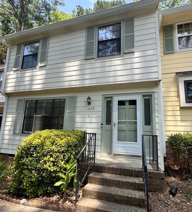 1328 Springlawn Ct in Raleigh, NC - Foto de edificio