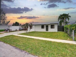 7881 Hope St in Hollywood, FL - Building Photo - Building Photo