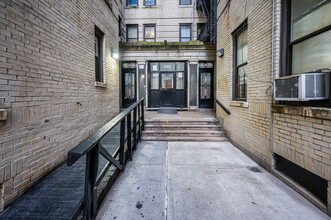Hatbridge Court in New York, NY - Foto de edificio - Building Photo