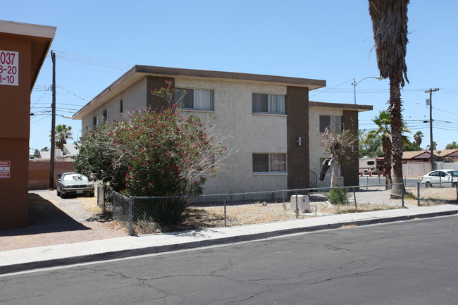 1015 Toni Ave in Las Vegas, NV - Building Photo - Building Photo