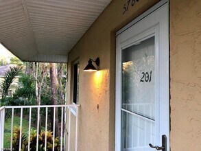 5780 Woodmere Lake Cir-Unit -I-201 in Naples, FL - Foto de edificio - Building Photo