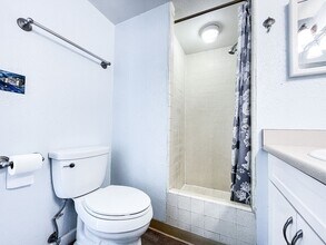 1702 Kewalo St in Honolulu, HI - Foto de edificio - Building Photo