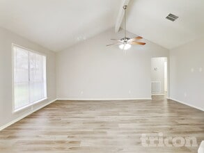 7822 Breda Dr in Baytown, TX - Foto de edificio - Building Photo