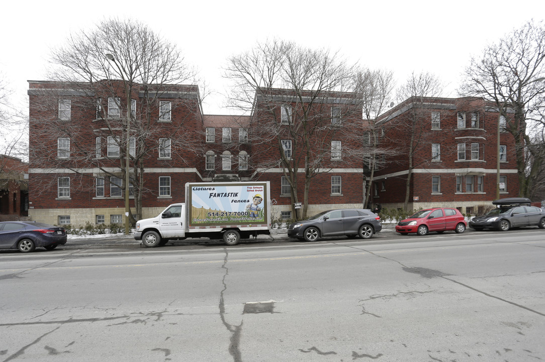 4120-4136 Décarie Boul in Montréal, QC - Building Photo