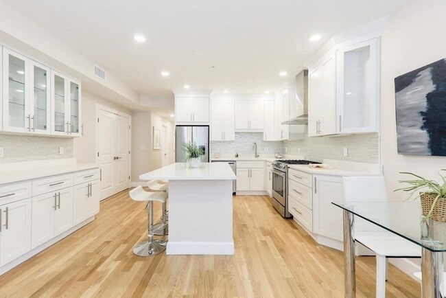 37 Chelsea St, Unit 1 in Boston, MA - Foto de edificio - Building Photo