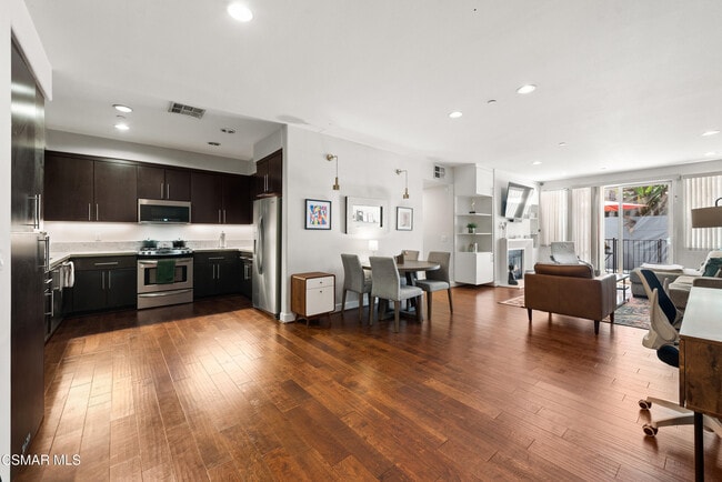 10878 Bloomfield St in Los Angeles, CA - Building Photo - Building Photo