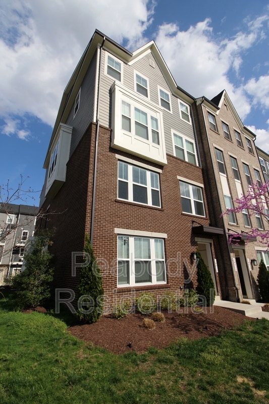 14911 River Walk Way in Woodbridge, VA - Foto de edificio - Building Photo