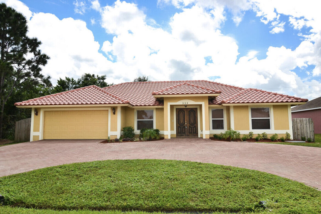 558 SW Colleen Ave in Port St. Lucie, FL - Building Photo