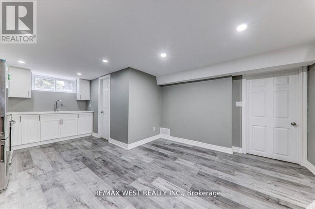 2 Horizon Crescent in Toronto, ON - Building Photo - Building Photo