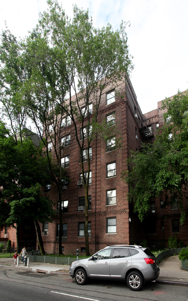 103-10 Queens Blvd in Forest Hills, NY - Building Photo - Building Photo