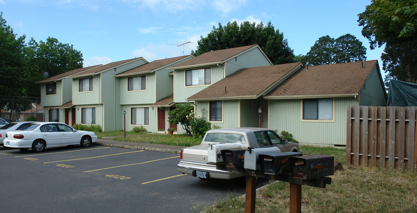 4020-4028 Campus Loop NE in Salem, OR - Building Photo