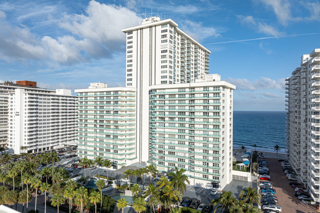 Playa del Mar in Fort Lauderdale, FL - Building Photo