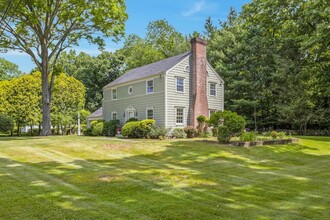 14 Wakeman Rd in Darien, CT - Building Photo - Building Photo