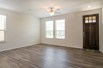 200 Diamond Point Dr in Dripping Springs, TX - Foto de edificio - Building Photo