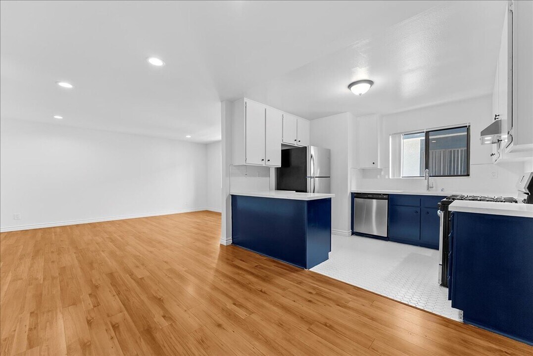448 W Windsor Rd in Glendale, CA - Building Photo