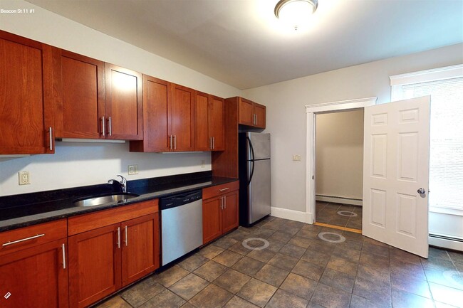 11 Beacon St, Unit 1 in Somerville, MA - Foto de edificio - Building Photo