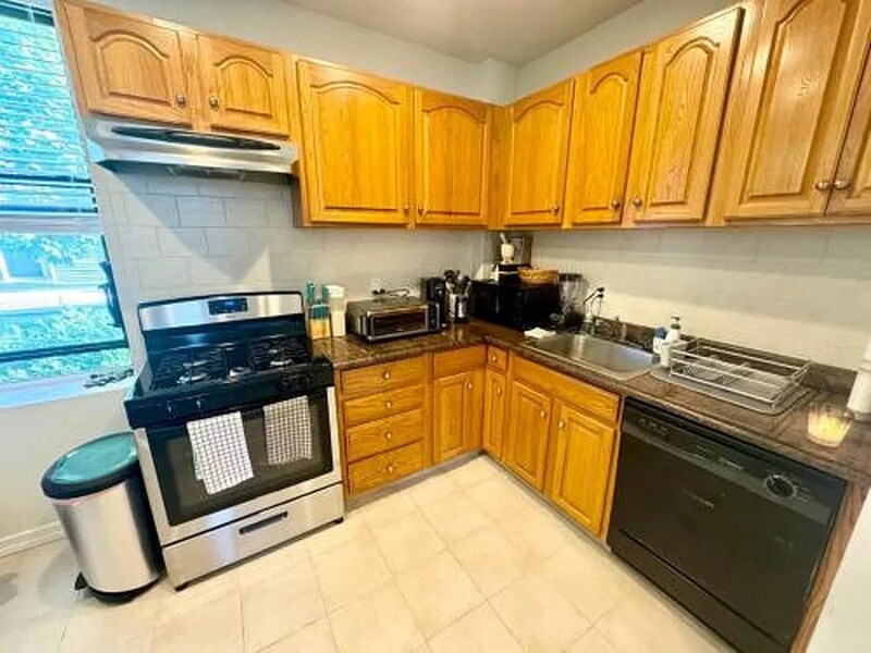 520 Undercliff Ave in Edgewater, NJ - Building Photo