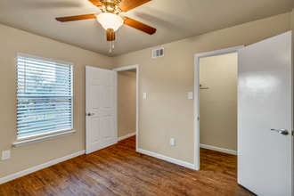 525 Jones Ave in Blanco, TX - Foto de edificio - Building Photo