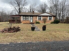 12762 Red House Rd in Brookneal, VA - Building Photo