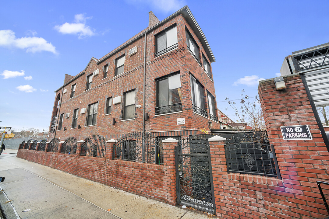 70 E 39th St in Brooklyn, NY - Building Photo