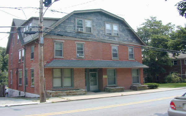 142 E Evergreen St in West Grove, PA - Building Photo