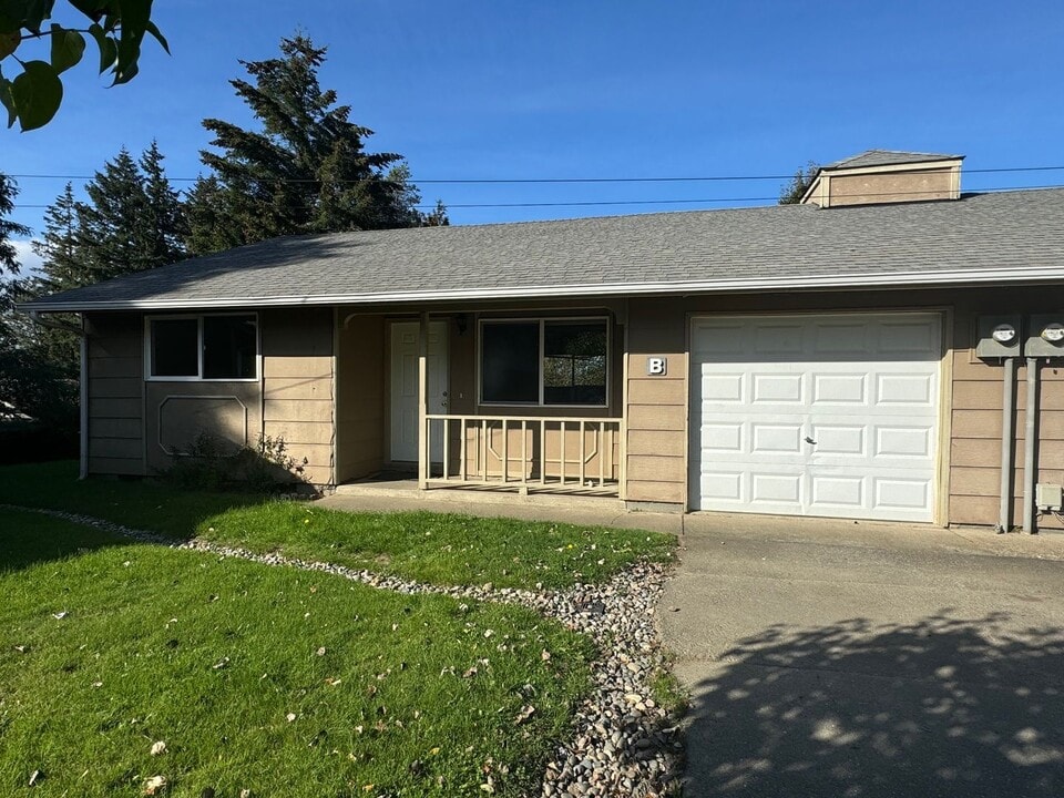 1707 Mason St-Unit -B in Shelton, WA - Building Photo