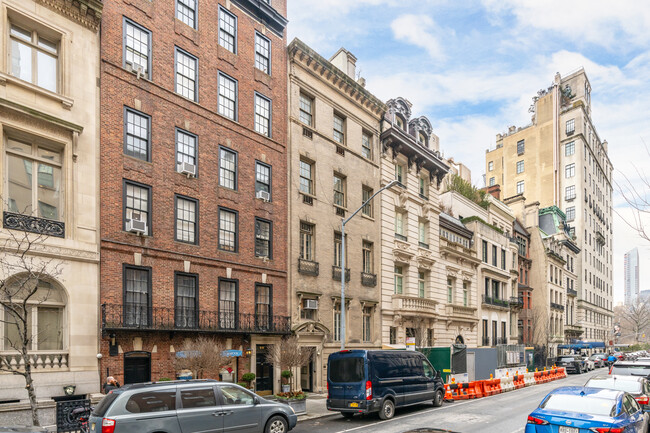 18 E 67th St in New York, NY - Building Photo - Building Photo