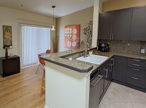 326 Queen Anne Ave N, Unit 604 in Seattle, WA - Foto de edificio - Building Photo