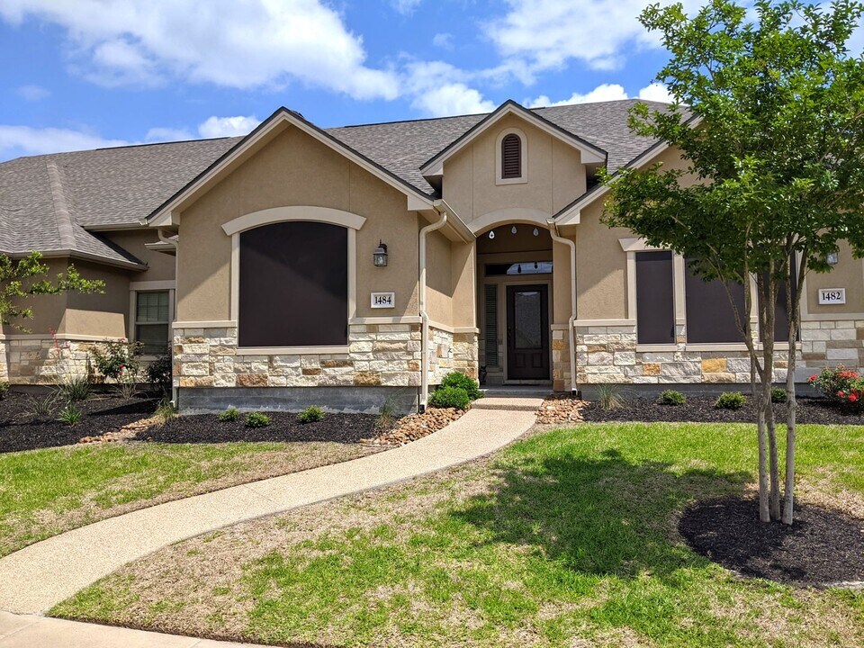3 Bed 3 Bath Townhome in Summit Crossing for Fall 2026 Move In! in College Station, TX - Building Photo