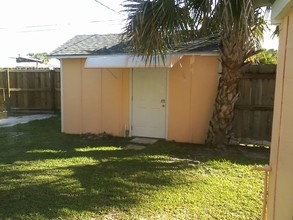 2422 NE Indian River Dr in Jensen Beach, FL - Building Photo - Building Photo