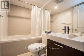 386 Yonge St in Toronto, ON - Building Photo - Building Photo