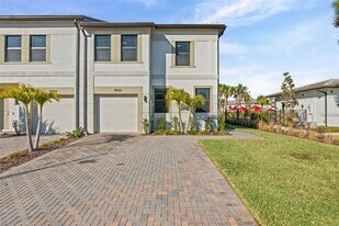 8050 Gulfstream Ct in Bradenton, FL - Building Photo