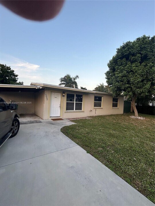 6201 SW 38th Ct in Davie, FL - Building Photo