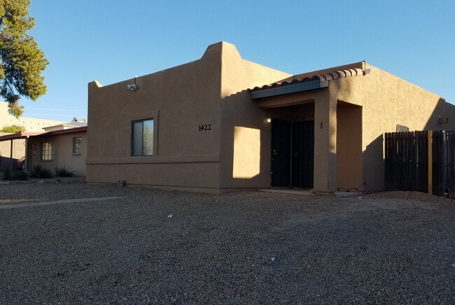 property at 1422 E Elm St