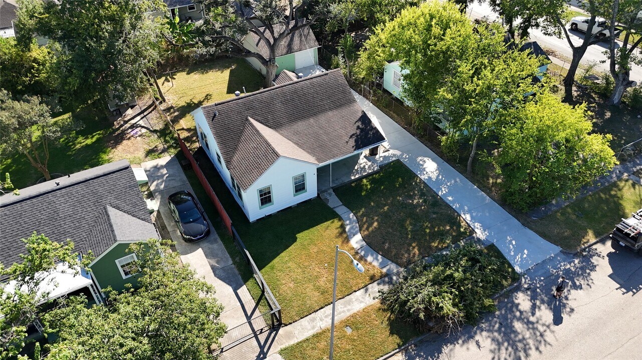 6908 Moss Rose St in Houston, TX - Foto de edificio