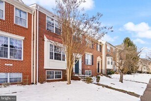 47621 Comer Square in Sterling, VA - Building Photo