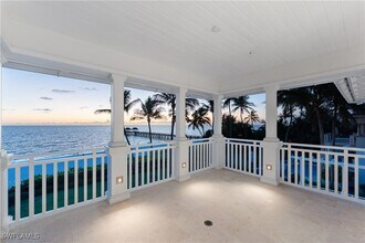 1270 Gulf Shore Blvd S in Naples, FL - Foto de edificio - Building Photo