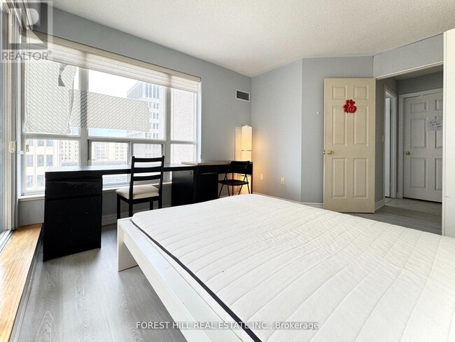 909-60909 Bay St. in Toronto, ON - Building Photo - Building Photo