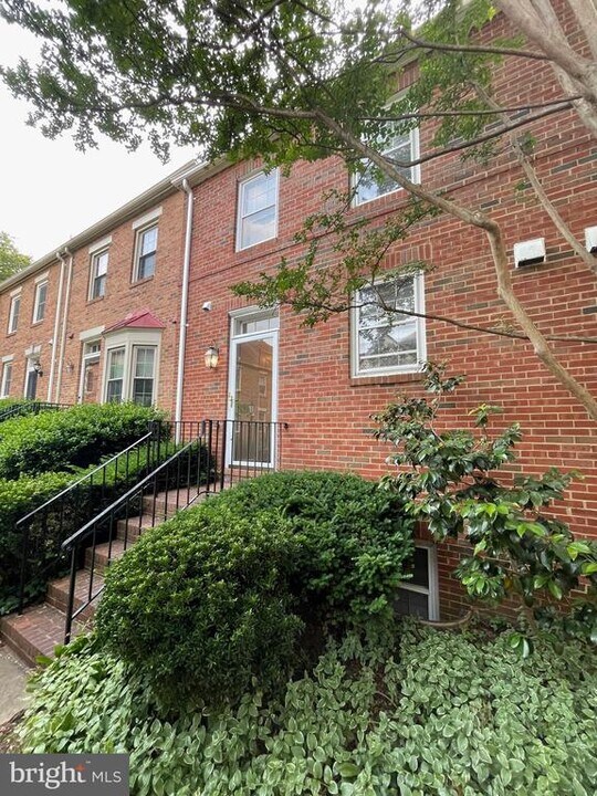 437 Old Town Ct in Alexandria, VA - Building Photo