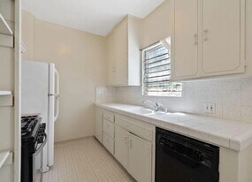 5360 Clinton St in Los Angeles, CA - Building Photo